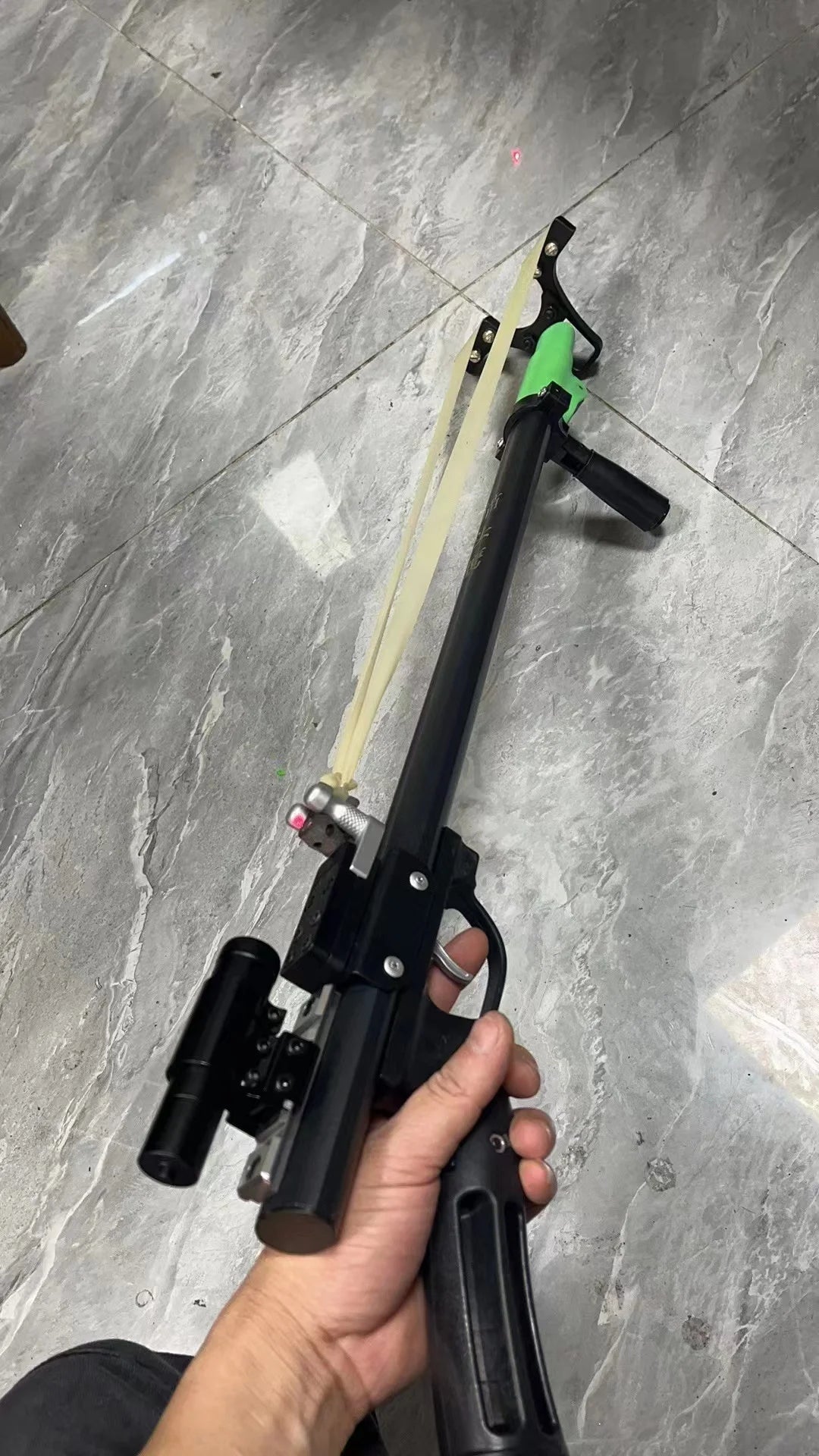 Long straight telescopic slingshot laser aiming super powerful outdoor competitive hunting round flat leather high-power rubber